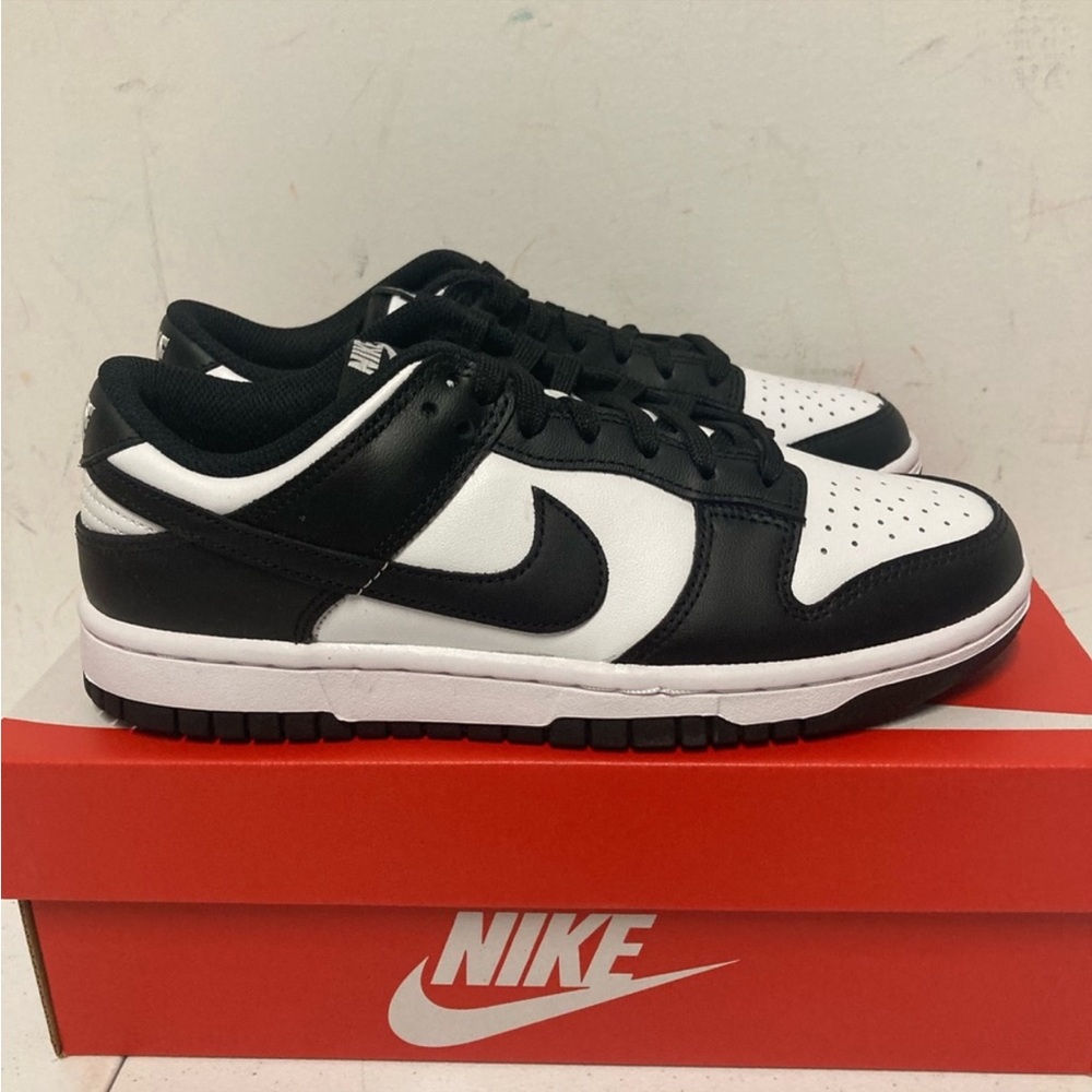New in box Nike panda dunks 🐼 Women’s